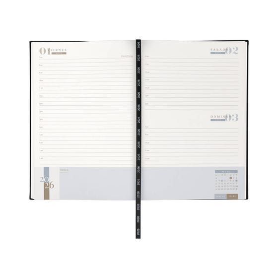 Una agenda abierta con tres páginas fechadas, espacio rayado para notas y una cinta marcapáginas en el centro.