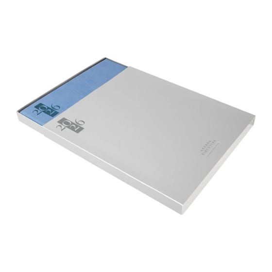 Una caja plateada que contiene una agenda o folleto azul con la etiqueta 