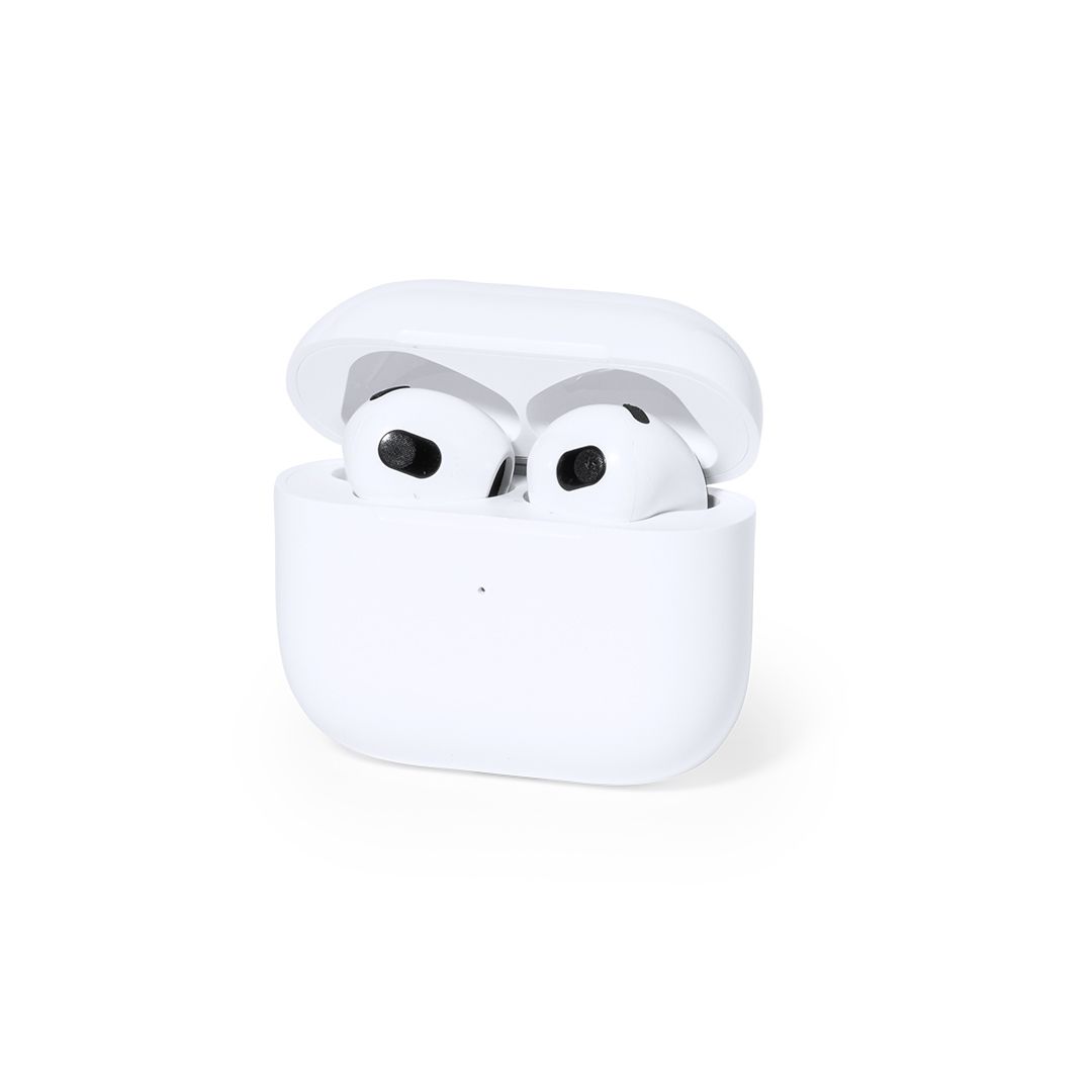 AirPods blancos de Apple en su estuche de carga abierto sobre un fondo blanco liso.