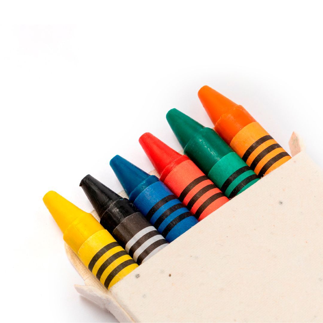 Un juego de seis lápices de colores, que incluyen amarillo, negro, azul, rojo, verde y naranja, dispuestos en una caja de cartón.