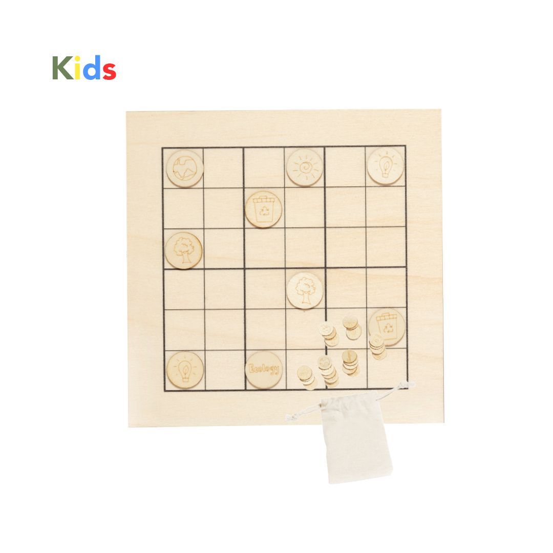 Un tablero de Sudoku de madera con cuadrícula de 6x6 y fichas circulares de madera con diseños de iconos colocadas en algunas de las celdas.