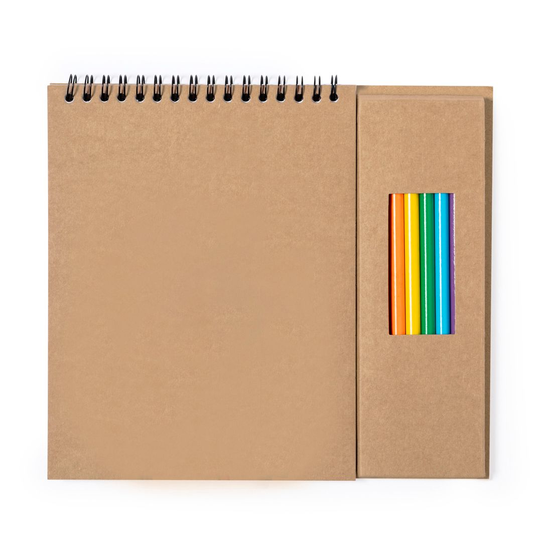 Un cuaderno de papel kraft con encuadernación en espiral y un compartimento lateral incorporado que contiene un juego de seis lápices de colores.