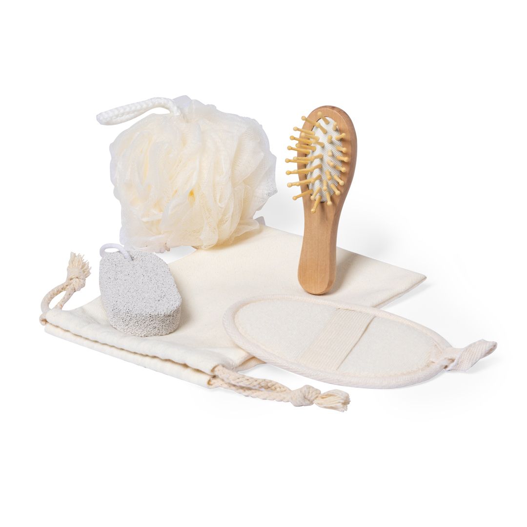 Una bolsita beige con cordón ajustable que contiene una esponja de baño color crema, un cepillo de masaje de madera, una piedra pómez y un guante de baño ovalado.