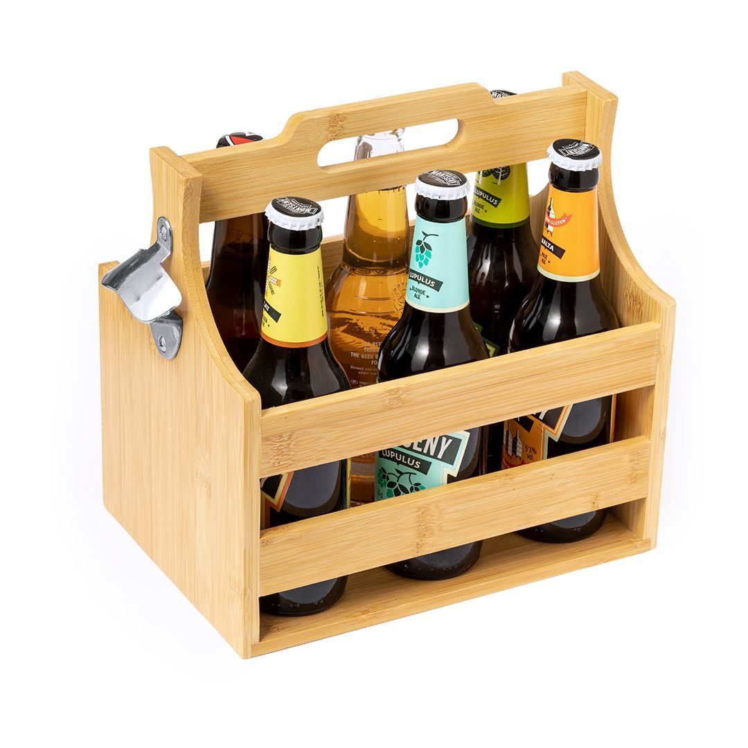 Un soporte de madera para cerveza con seis botellas de vidrio surtidas, que incluye un abridor de botellas incorporado en el lateral.