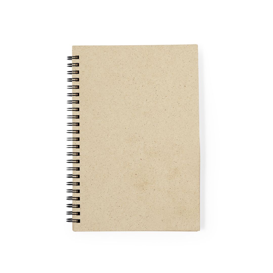 Un cuaderno de color beige, encuadernado en espiral, con una cubierta de papel texturizado, centrado sobre un fondo blanco.