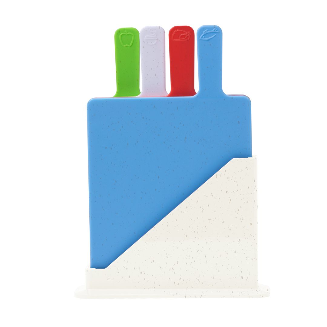 Un juego de cuatro tablas de cortar coloridas e indexadas en un soporte de almacenamiento blanco moteado.