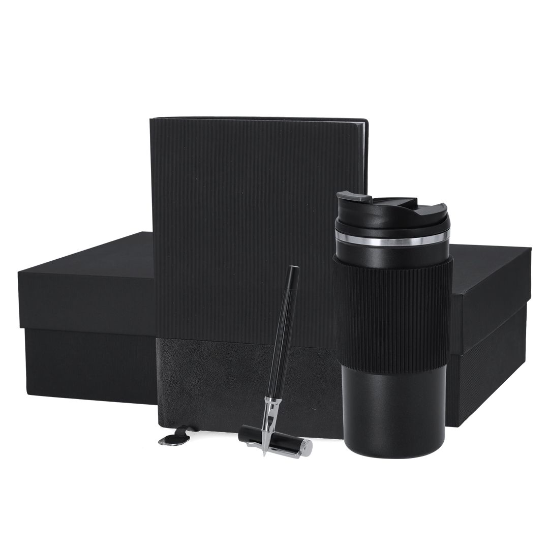 Un set de regalo negro que incluye un cuaderno rayado, un bolígrafo y una taza de viaje, presentado sobre una caja de regalo rectangular oscura.