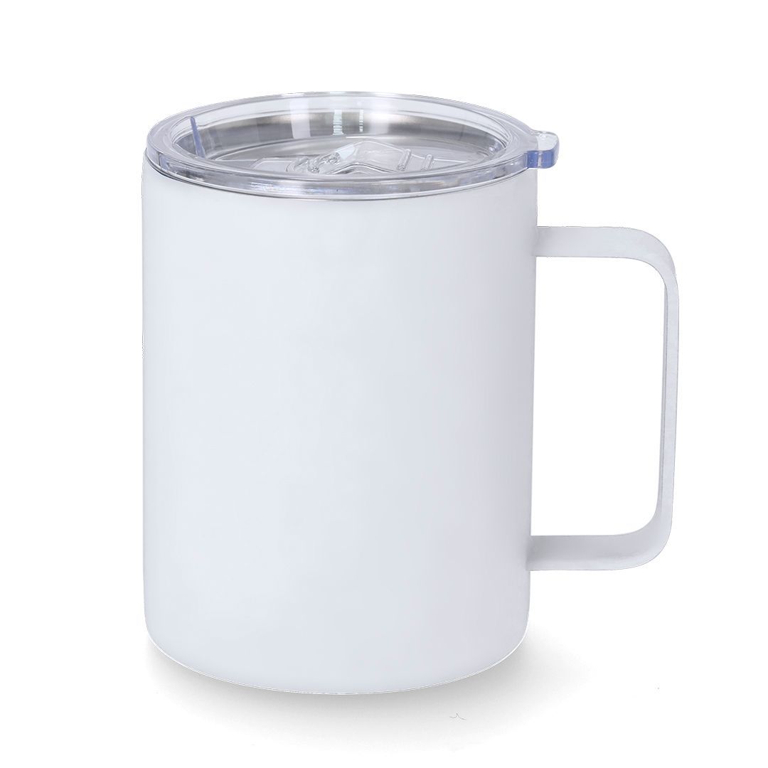 Una taza de café blanca lisa, isotérmica, con asa y tapa transparente ajustada, aislada sobre un fondo blanco.