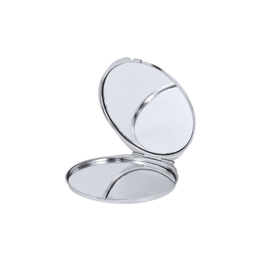Un espejo compacto abierto, circular y de color plateado, con dos superficies reflectantes sobre un fondo blanco.
