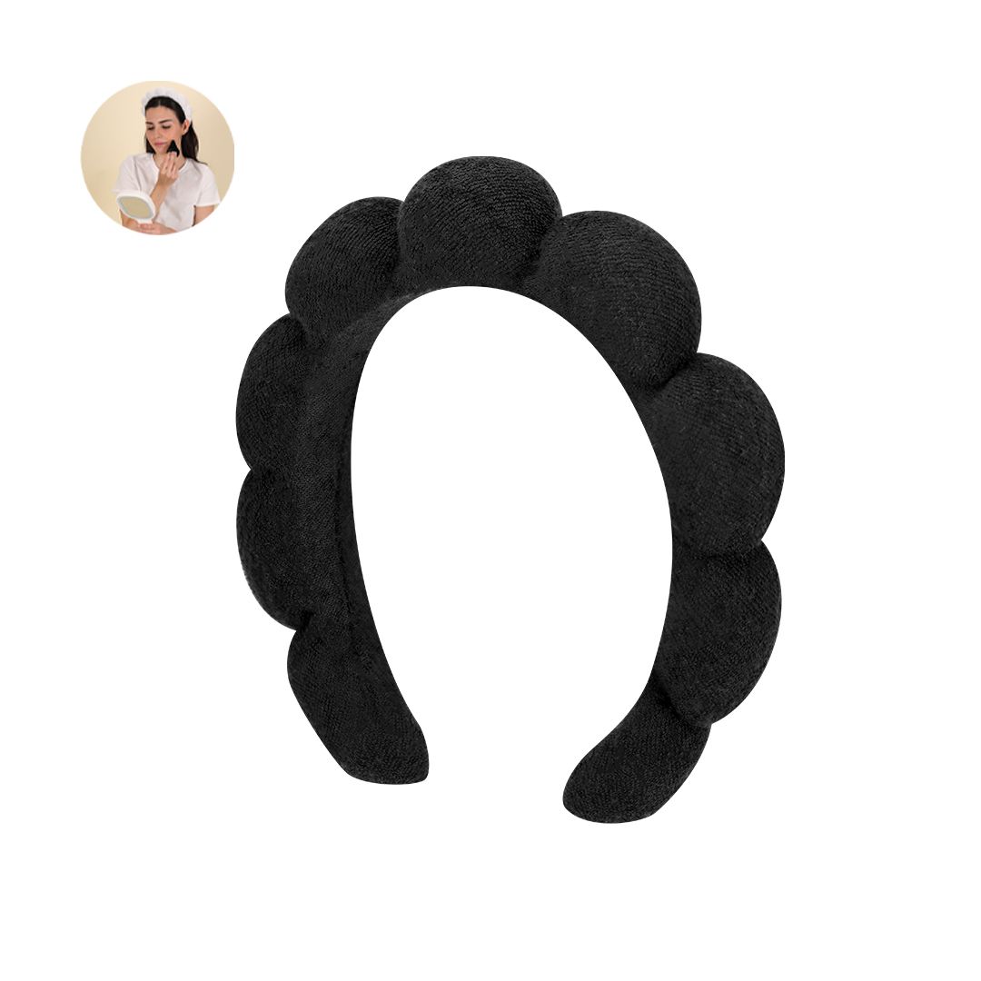 Una diadema negra, de felpa y con borde festoneado, que se muestra completa y que lleva puesta una persona en una pequeña fotografía insertada.