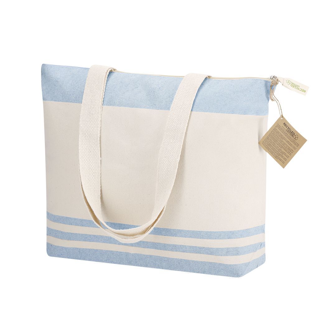 Un bolso de lona color crema con rayas horizontales azul claro en la parte superior e inferior y correas gruesas del mismo color.