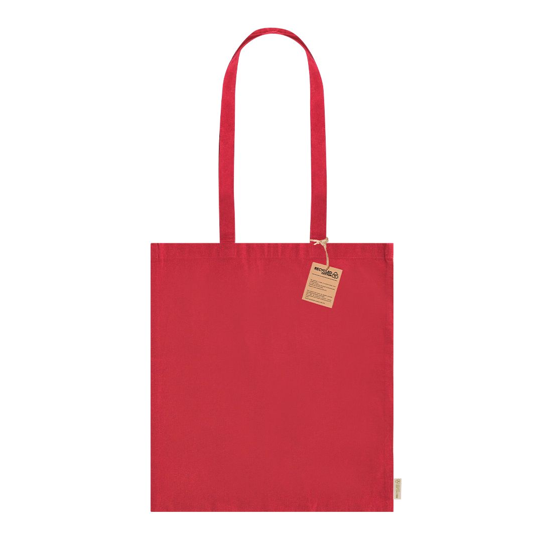 Un bolso de mano rojo liso con asas largas y una pequeña etiqueta rectangular de cartón sujeta a la correa.
