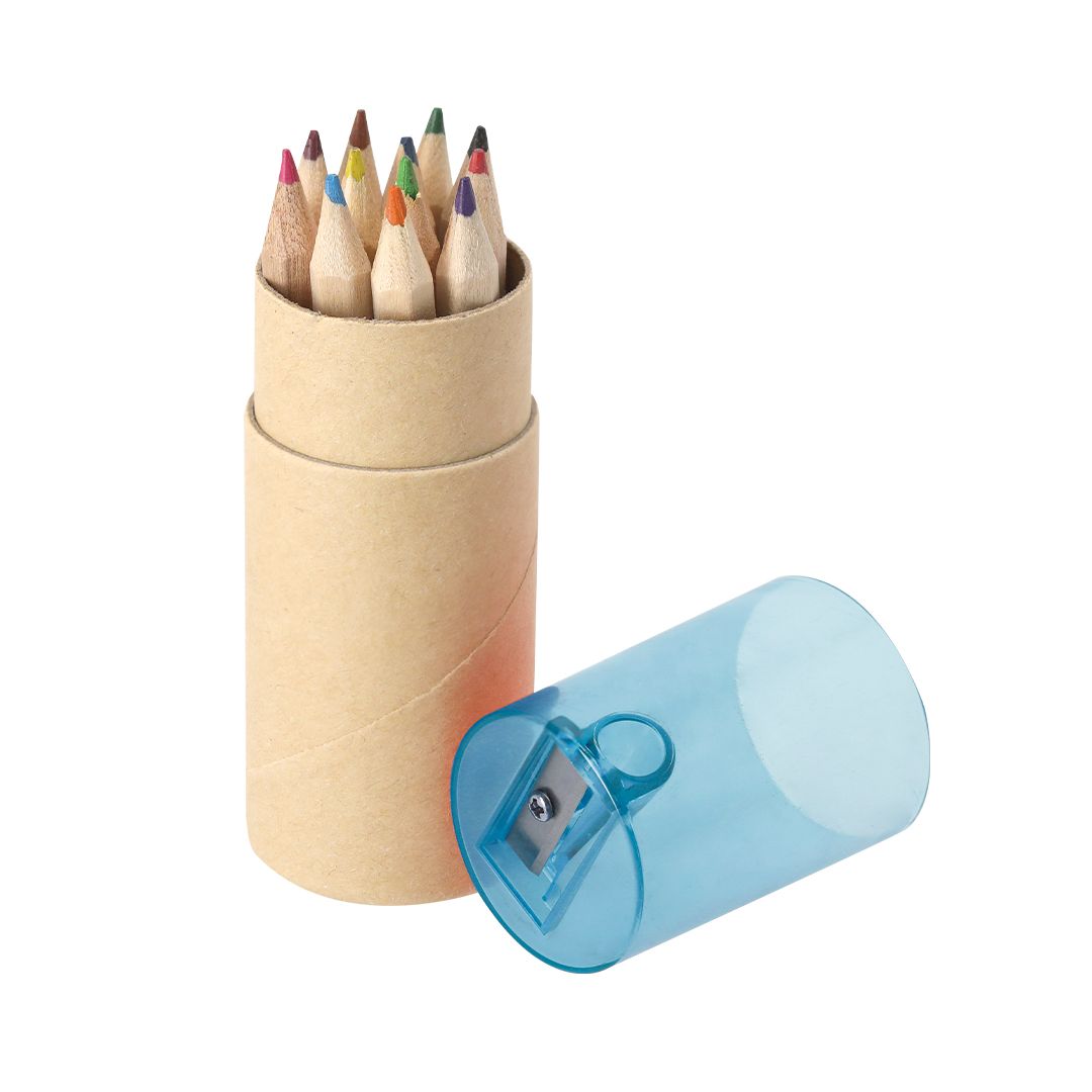 Un juego de lápices de colores en un tubo de cartón con una tapa sacapuntas azul claro separada, sobre un fondo blanco.