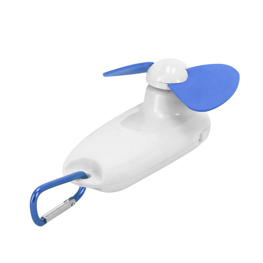 Un ventilador portátil blanco de mano con aspas azules y un mosquetón azul sujeto a la parte inferior.
