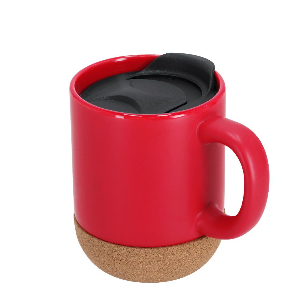Una taza de cerámica de color rojo brillante con tapa de plástico negro y base redondeada de corcho natural sobre un fondo blanco.
