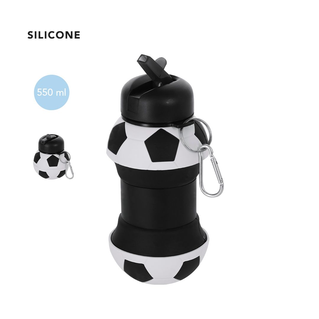 Una botella de agua de silicona con diseño de balón de fútbol en blanco y negro, con una capacidad de 550 ml y un mosquetón incorporado.