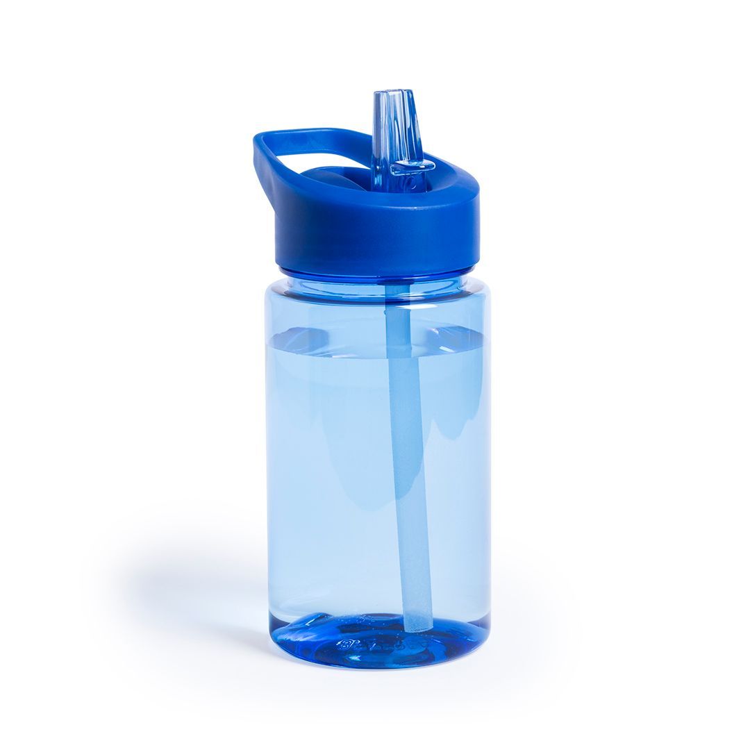 Una botella de agua azul transparente con pajita y tapón azul, sobre un fondo blanco.