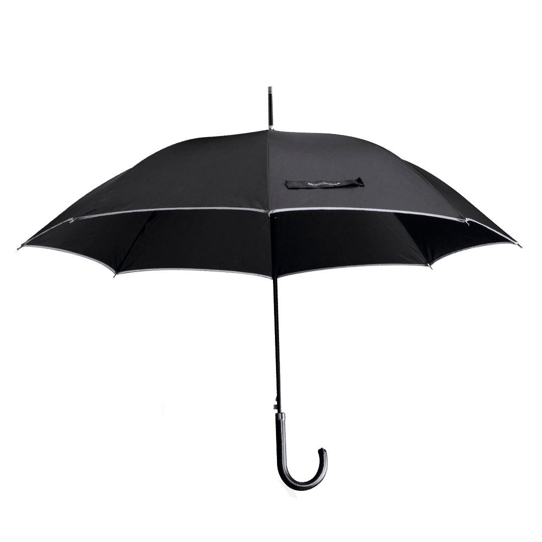 Un paraguas clásico negro con mango curvo sobre un fondo blanco.