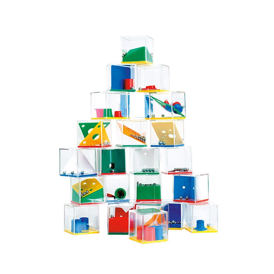 Una estructura piramidal formada por cubos de juguete transparentes y coloridos que contienen obstáculos internos en forma de laberinto y pequeñas bolas.