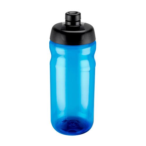 Una botella de agua deportiva azul translúcida con tapón negro sobre fondo blanco.