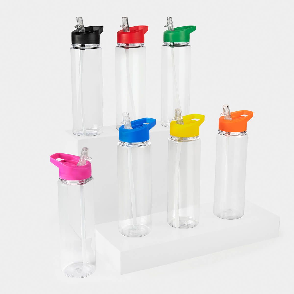 Siete botellas de agua de plástico transparente con tapas de pajita abatibles de colores, expuestas en un soporte blanco de varios niveles.