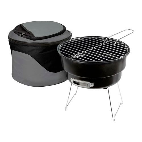 Una parrilla portátil de carbón de color negro con patas de alambre, junto a su funda de transporte a juego, de color gris y negro, con cremallera.