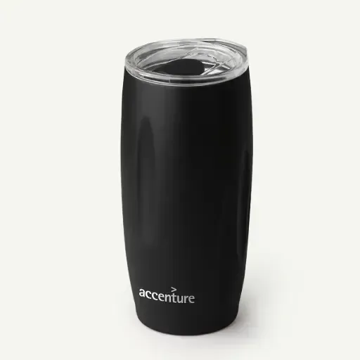 Un vaso térmico de viaje negro con acabado mate, tapa transparente y el logotipo blanco de Accenture en la base, centrado sobre un fondo claro.