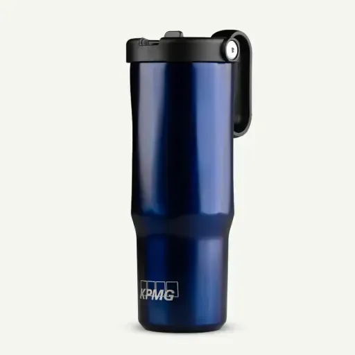 Una taza de viaje azul con aislamiento térmico, que luce el logotipo blanco de KPMG en la parte inferior frontal y una tapa negra con asa incorporada.