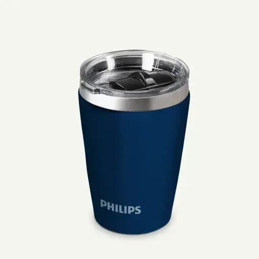 Un vaso térmico de viaje azul oscuro de la marca Philips con tapa de plástico transparente, centrado sobre un fondo claro.