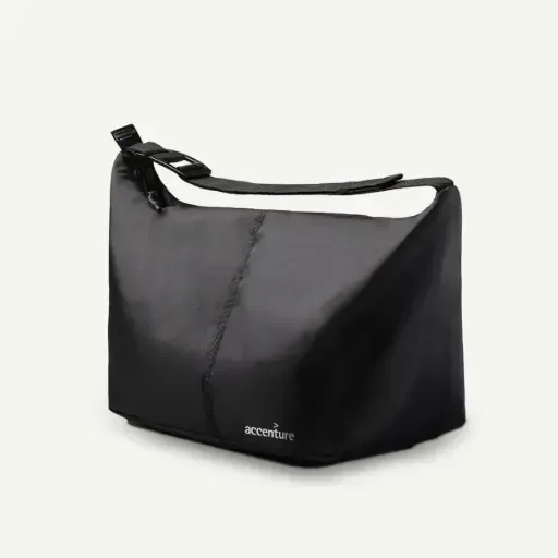 Un bolso de hombro negro, minimalista, de estilo hobo, con una sola correa y un pequeño logotipo de