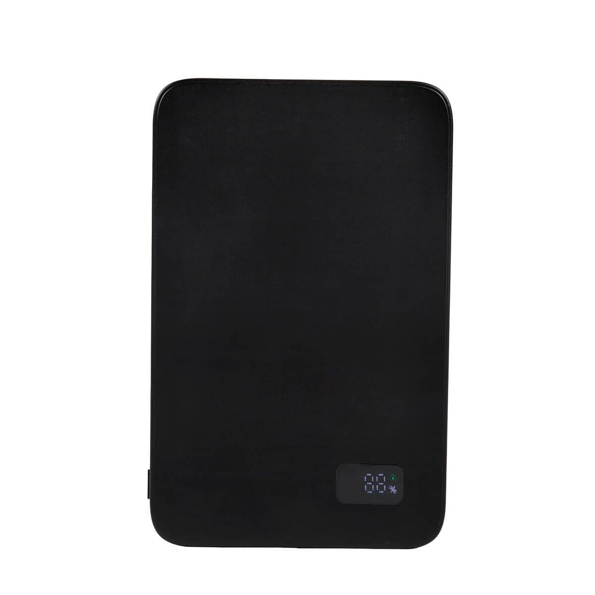 Una batería externa rectangular de color negro con esquinas redondeadas y un pequeño indicador digital en la esquina inferior derecha.