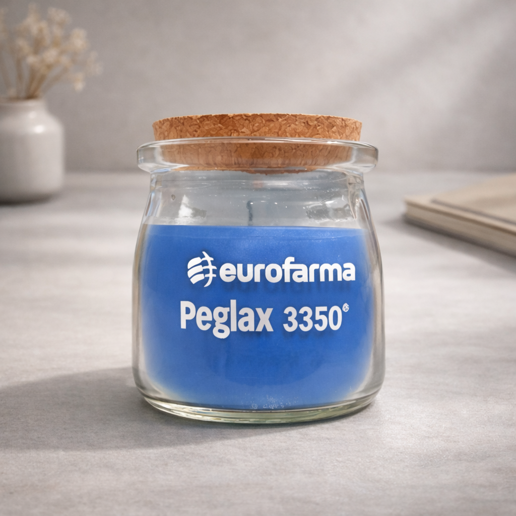 Una pequeña vela de cera azul en un frasco de vidrio con tapa de corcho, que luce los logotipos de las marcas Eurofarma y Peglax 3350.