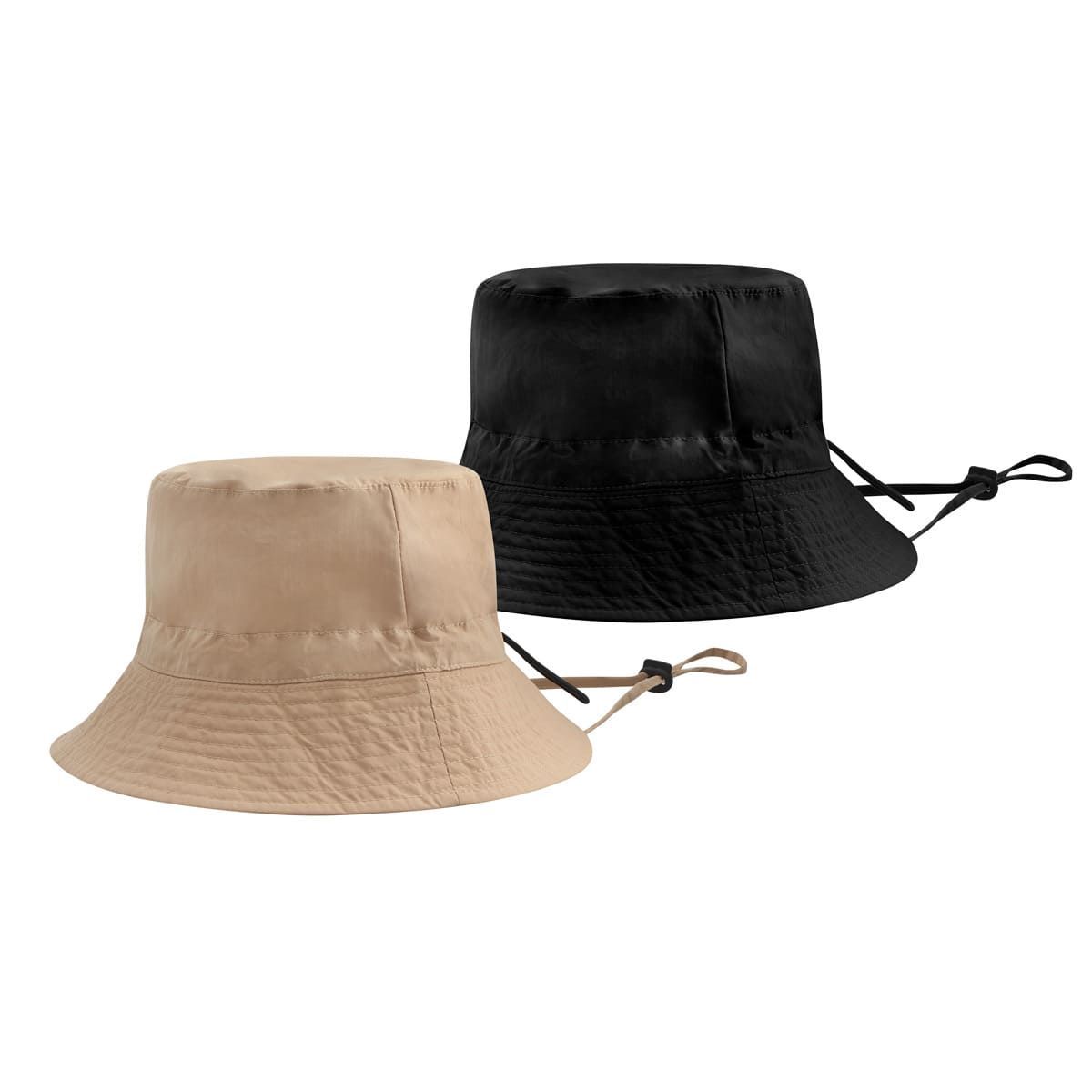 Dos sombreros tipo pescador con correa para la barbilla, uno beige y otro negro, colocados sobre un fondo blanco.