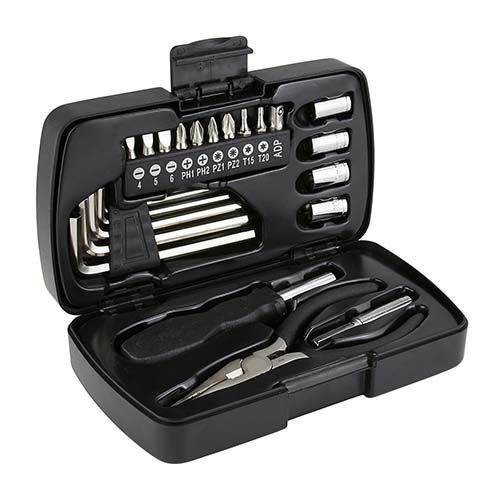 Un maletín de plástico negro abierto que contiene diversas herramientas manuales, entre ellas puntas de destornillador, llaves de vaso y alicates.
