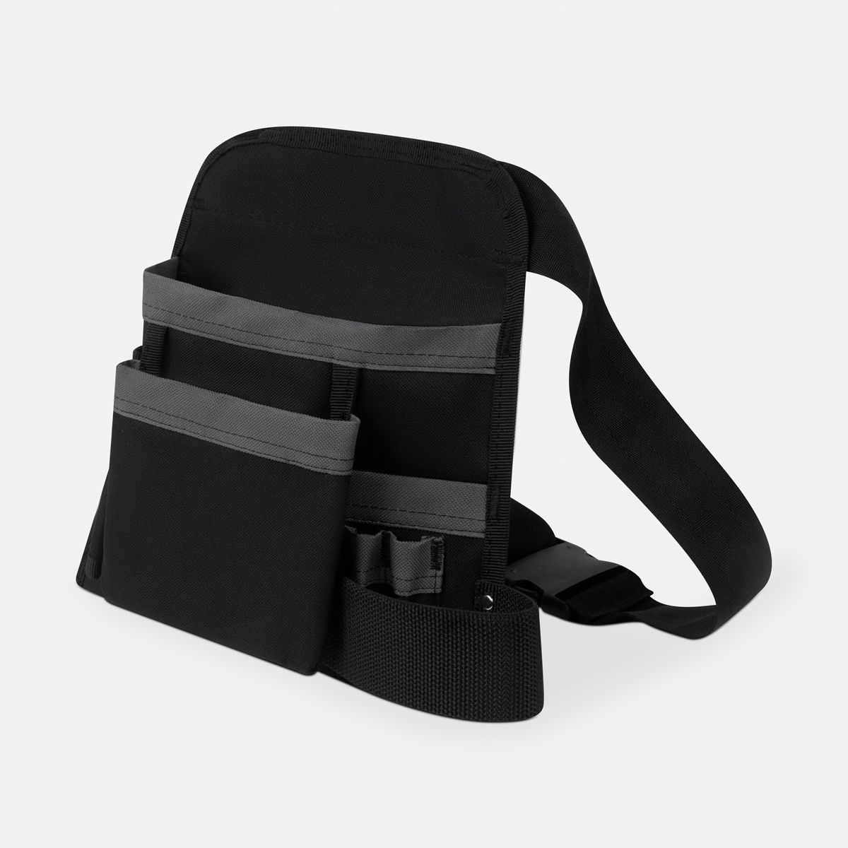Una riñonera negra para herramientas con ribete gris, que cuenta con múltiples bolsillos y trabillas, sobre un fondo blanco liso.