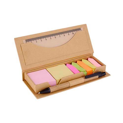 Un estuche de papelería de cartón marrón que contiene un bolígrafo, notas adhesivas de colores y una regla, todo ello dentro de una caja plegable.