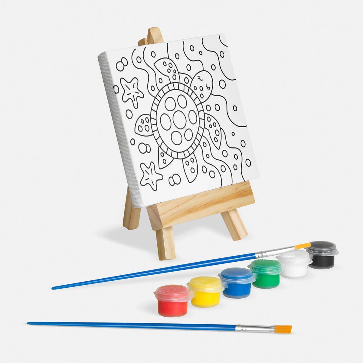 Un set de arte en miniatura que incluye un dibujo de una tortuga sobre un caballete de madera, dos pinceles y seis pequeños botes de pintura.