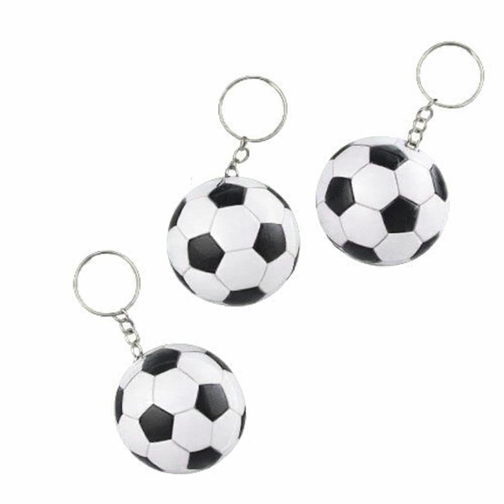 Tres llaveros con forma de balón de fútbol, ​​uno blanco y otro negro, dispuestos sobre un fondo blanco.