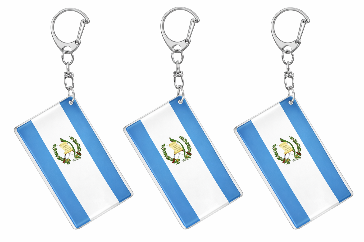 Tres llaveros, cada uno con un dije rectangular con la bandera tricolor vertical azul y blanca de Guatemala.