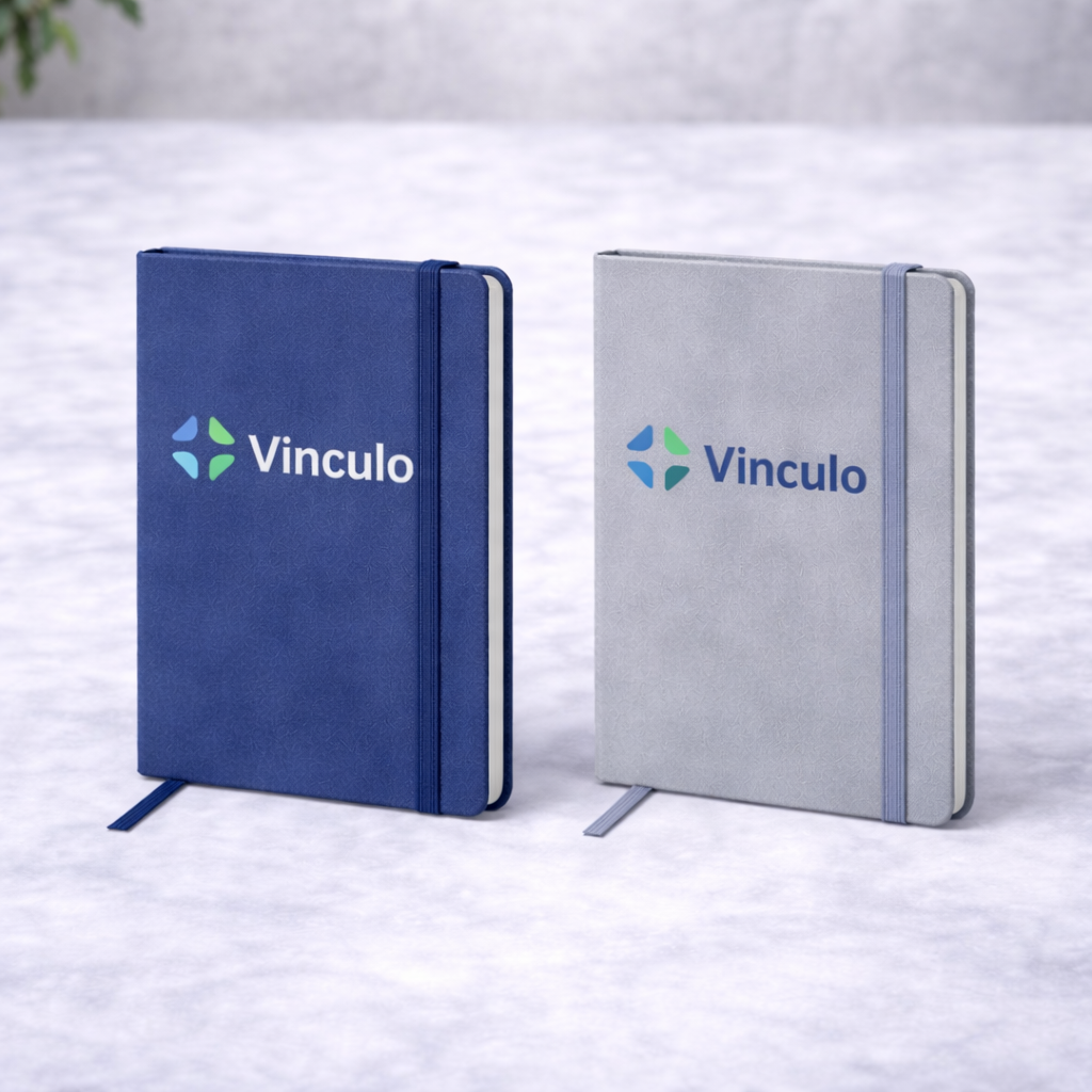 Dos cuadernos cerrados con la marca