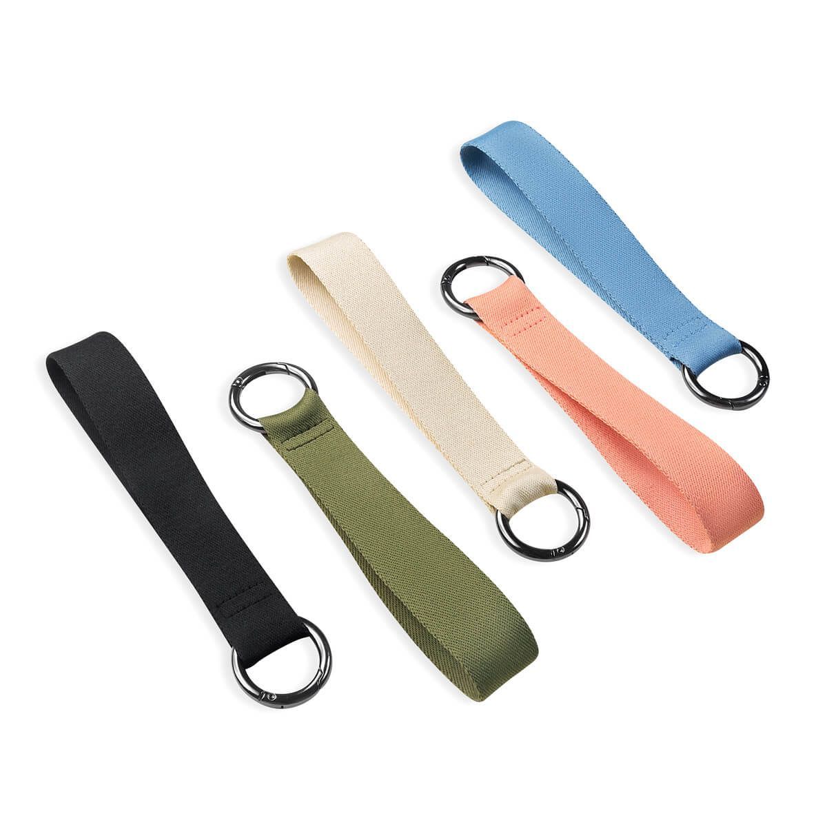 Cuatro cordones de tela para la muñeca con anillas metálicas en color negro, verde oliva, beige y melocotón, dispuestos en diagonal sobre un fondo blanco.