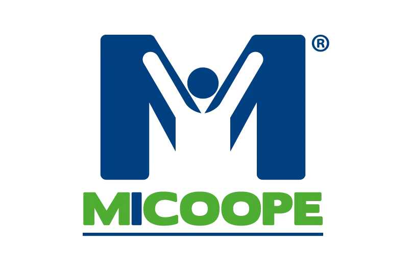 Logotipo de MICOOPE: Una letra M estilizada de color azul oscuro con una figura humana blanca celebrando en su interior, sobre el texto verde MICOOPE.