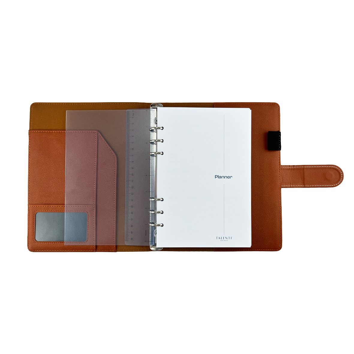Una carpeta abierta de cuero marrón con seis anillas, regla de plástico transparente, ranuras para tarjetas y páginas de papel blanco.