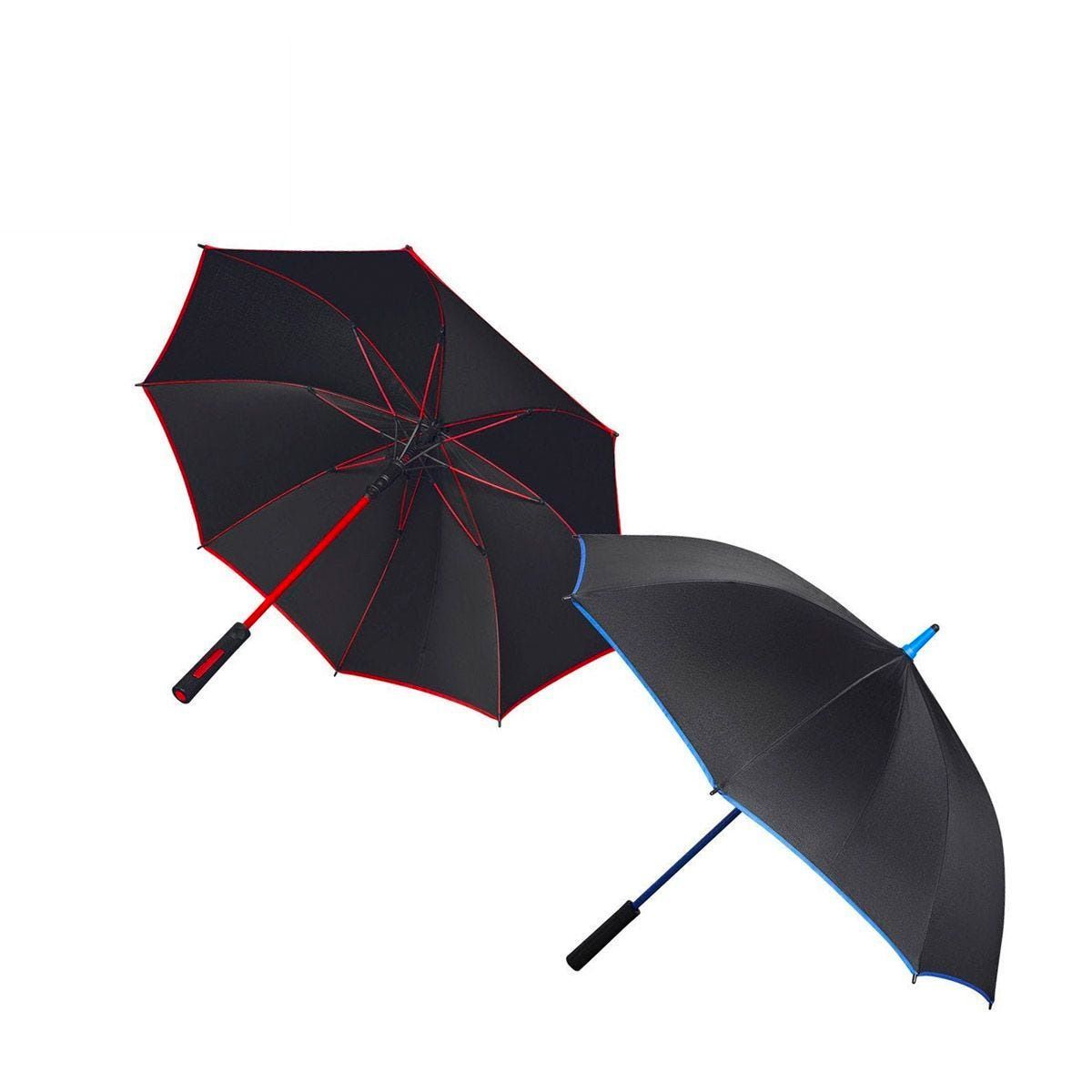 Dos paraguas abiertos, uno con ribetes y detalles en el mango de color rojo, y el otro con ribetes y detalles en el mango de color azul, sobre un fondo blanco.