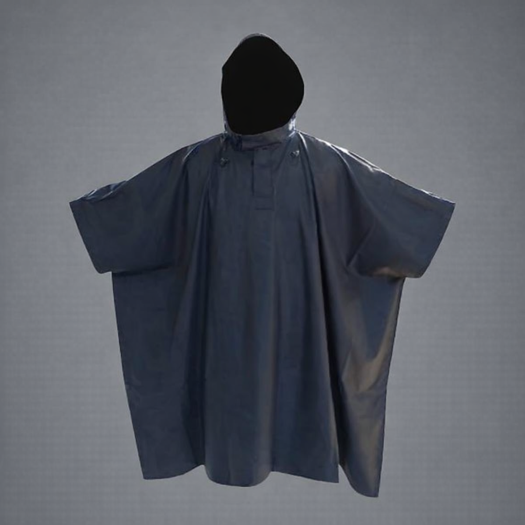 Un poncho impermeable de color azul oscuro con capucha, mostrado sobre un fondo gris liso.