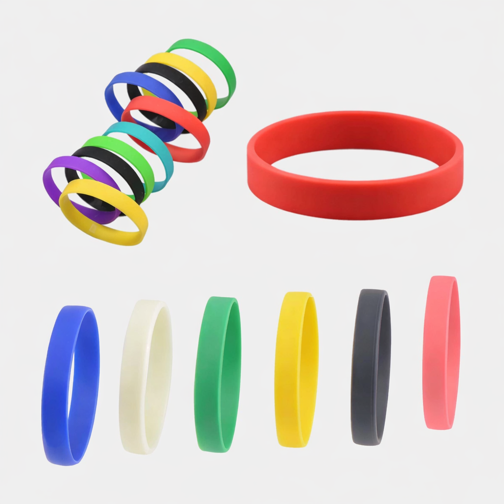 Una colección de coloridas pulseras de silicona y caucho, dispuestas en una pila, un gran lazo y una fila.