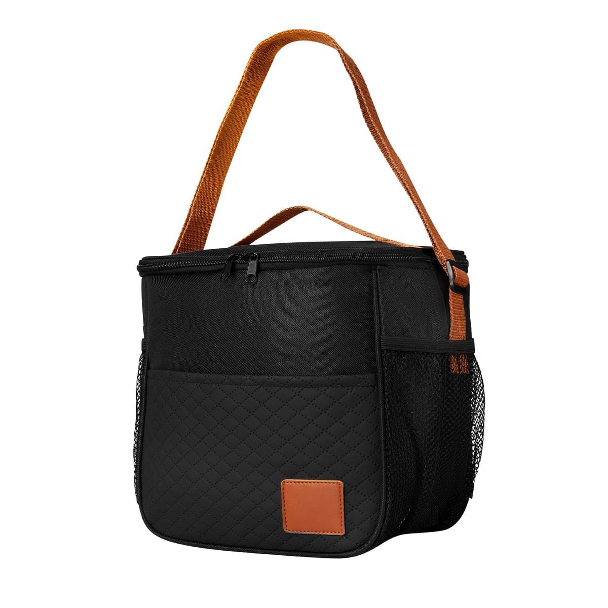 Una bolsa de almuerzo negra y aislante con base acolchada, correa marrón y bolsillos laterales de malla sobre fondo blanco.