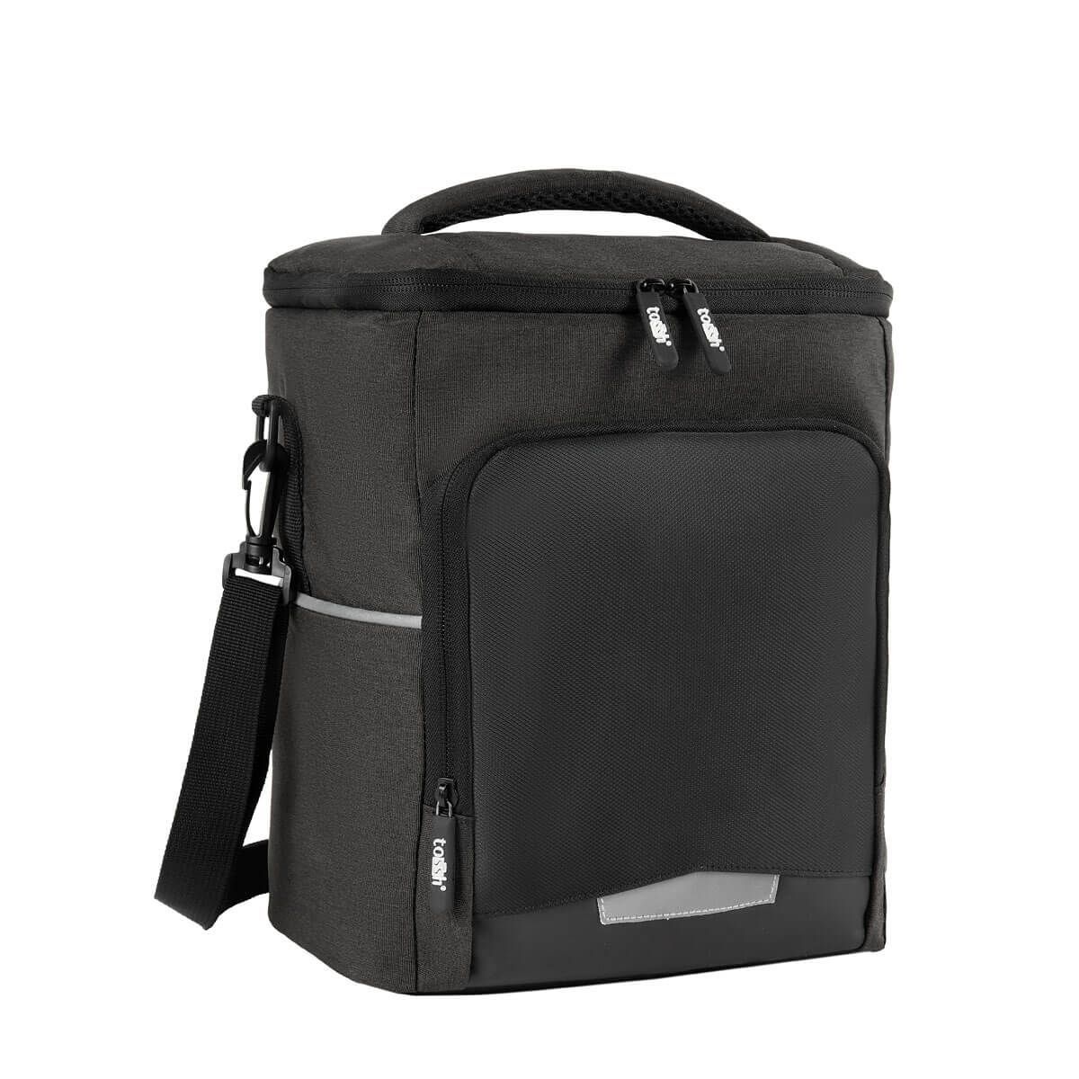 Una bolsa de almuerzo negra, vertical y aislada térmicamente, con asa superior, correa ajustable para el hombro y bolsillo frontal con cremallera.