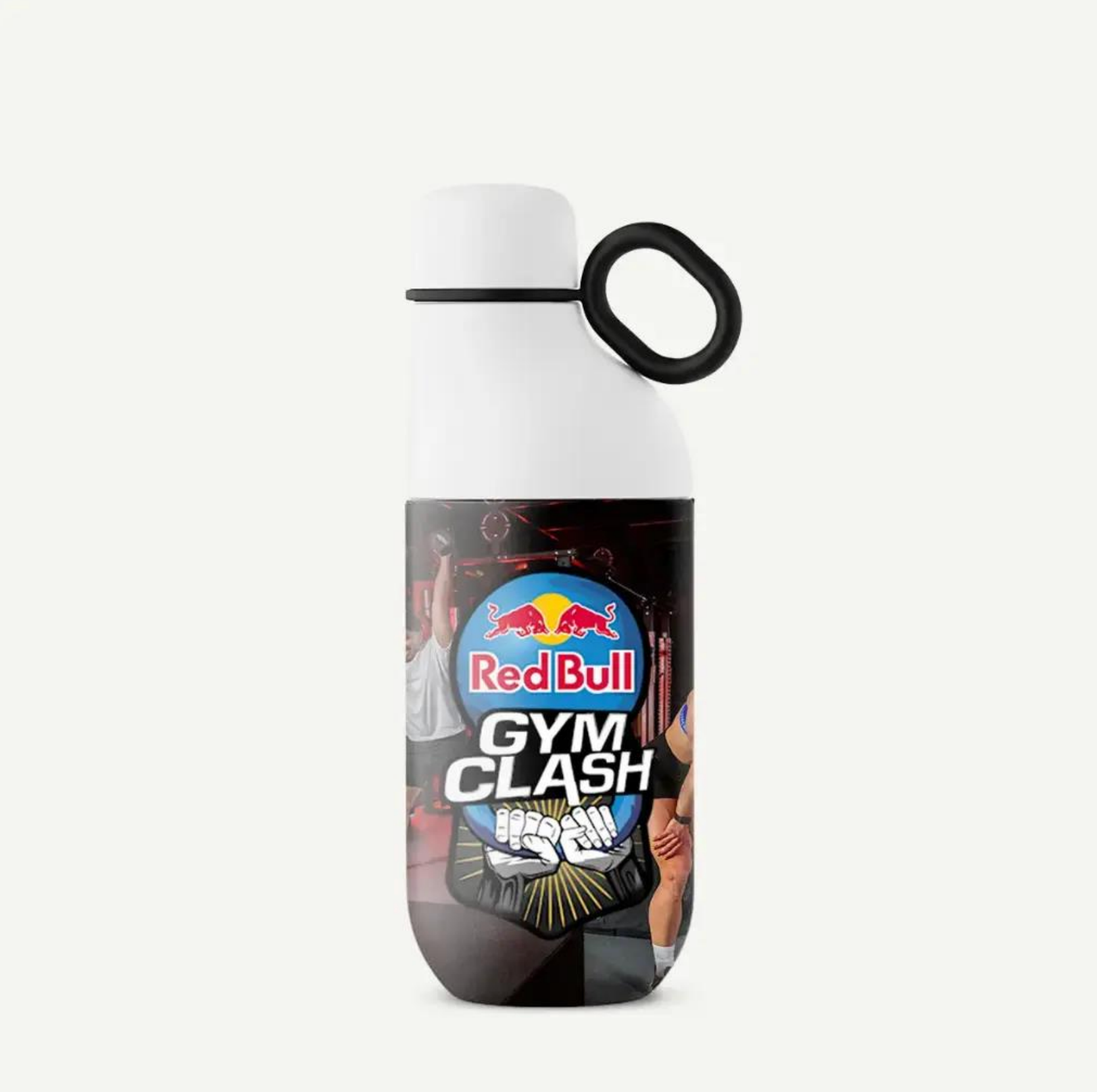 Una botella de agua blanca con el logotipo de Red Bull Gym Clash y la silueta de una persona levantando pesas.