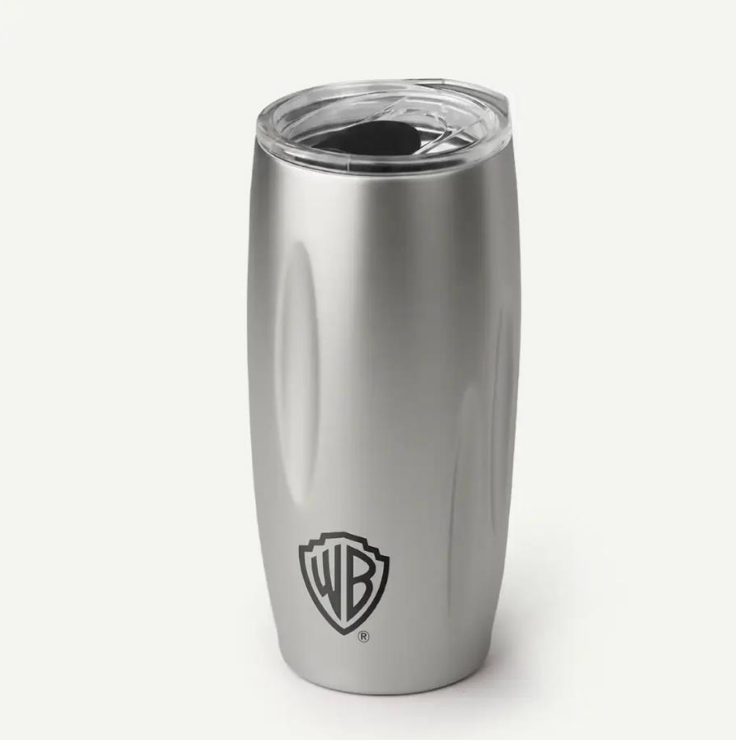 Un vaso metálico plateado con tapa transparente y el logotipo negro de Warner Bros. en la parte frontal, sobre un fondo blanco.